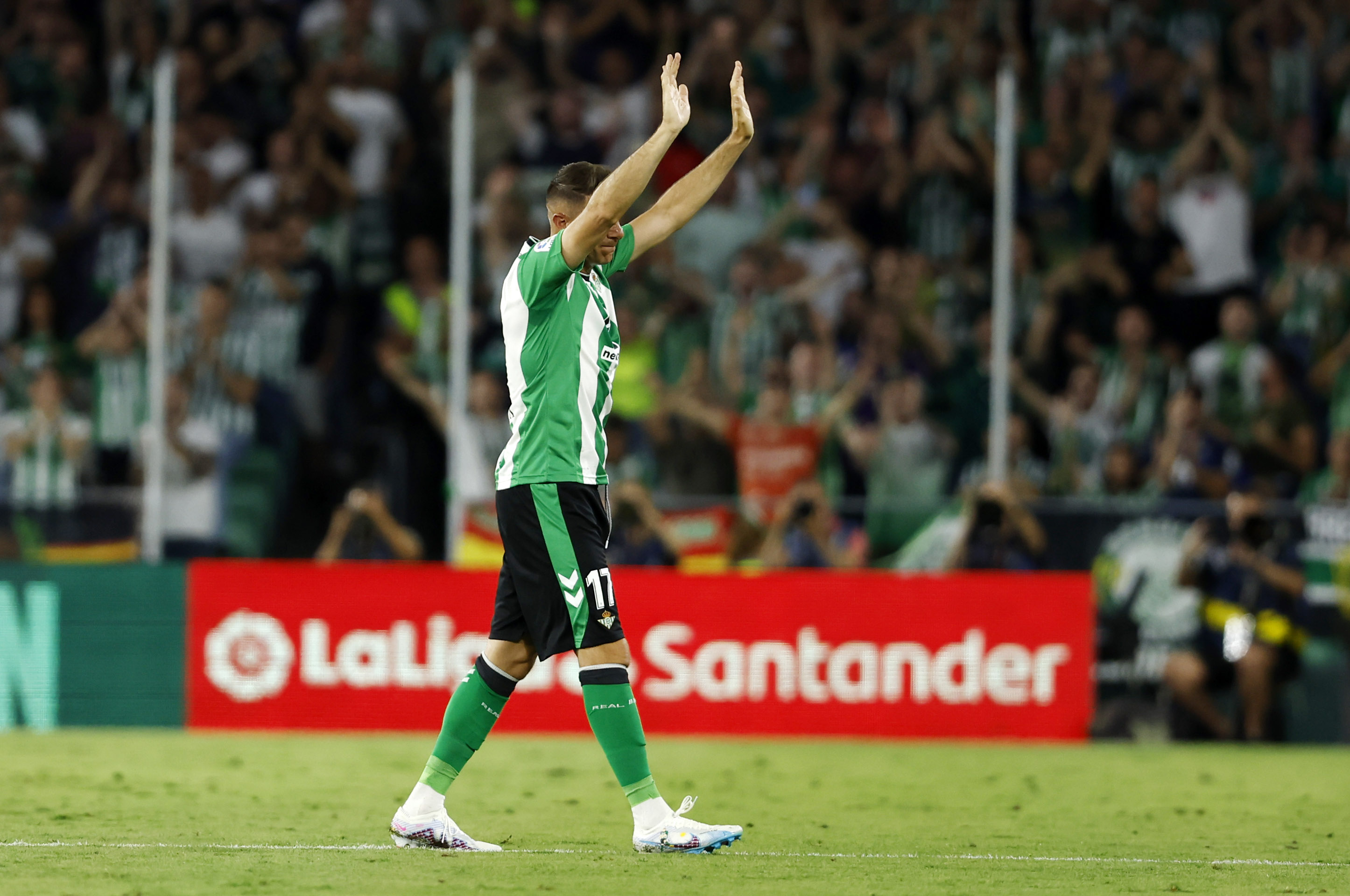 爱游戏官网-关于埃瓦尔战胜对手，球队引领胜利气氛的信息