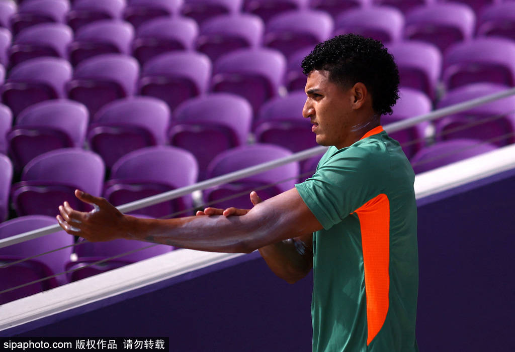 爱游戏入口-欧洲豪门球队在场上竭尽全力，拼搏比赛的简单介绍