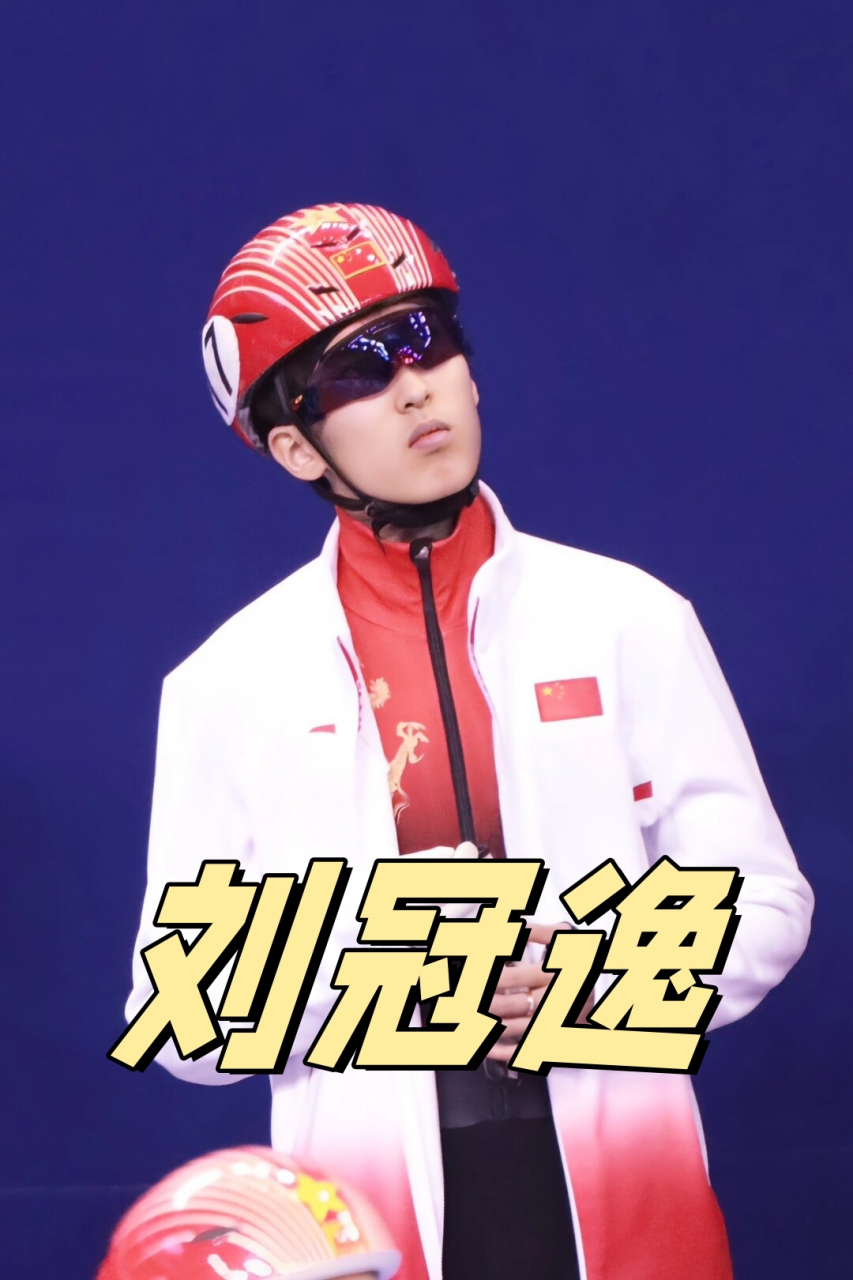 一位快乐的运动员在比赛中表现出色