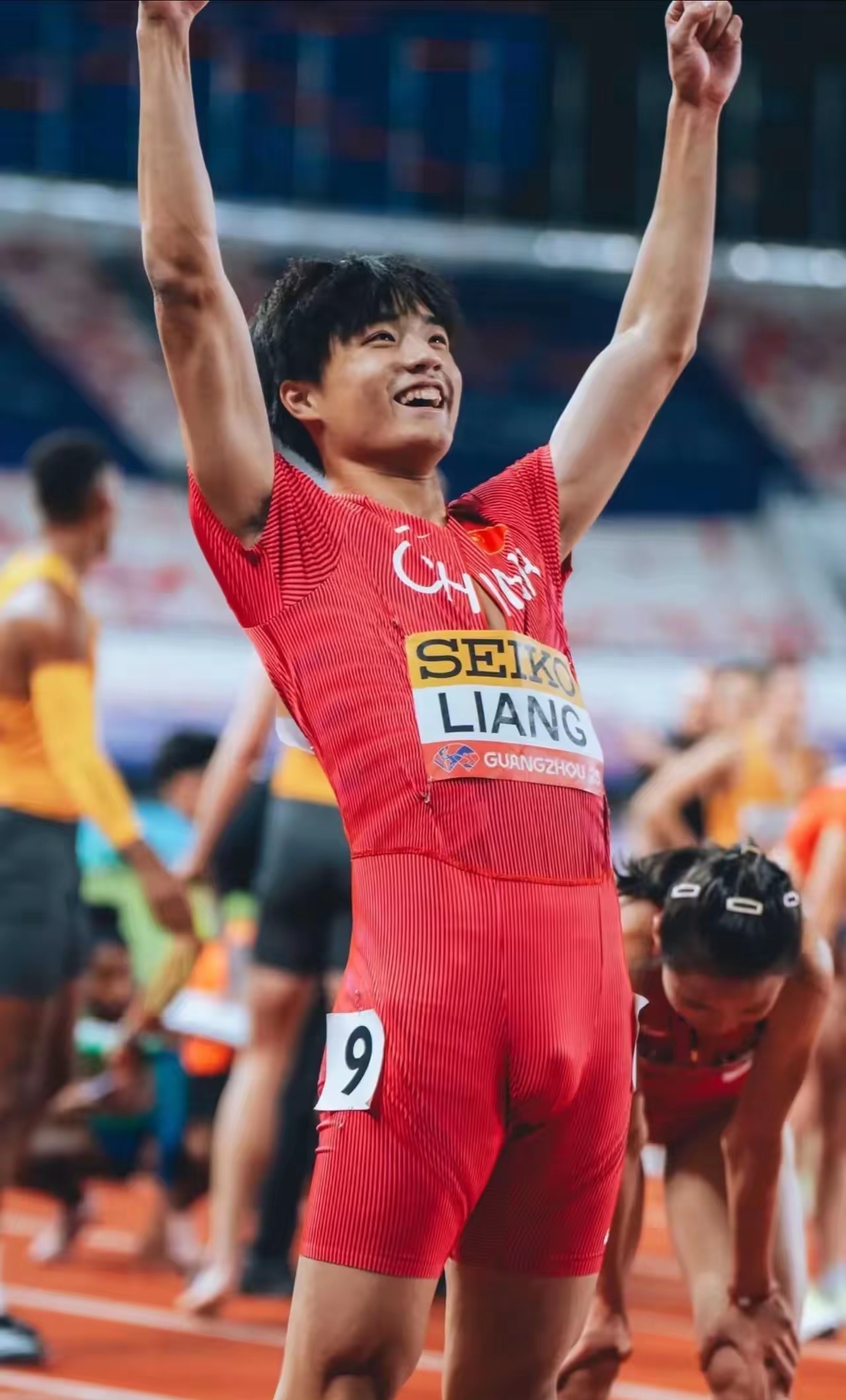 精彩瞬间不断，运动员们在场上奋勇拼搏