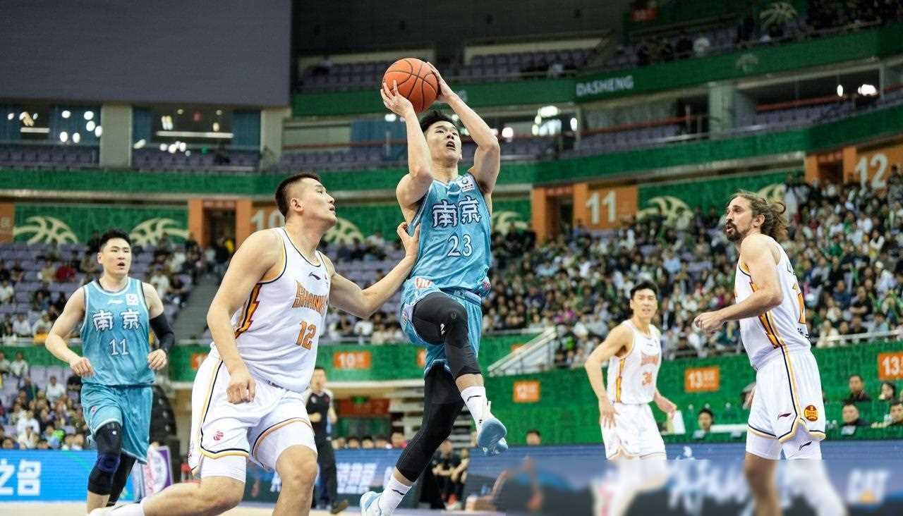 包含独领风骚的一战，球队在CBA比赛中一骑绝尘的词条