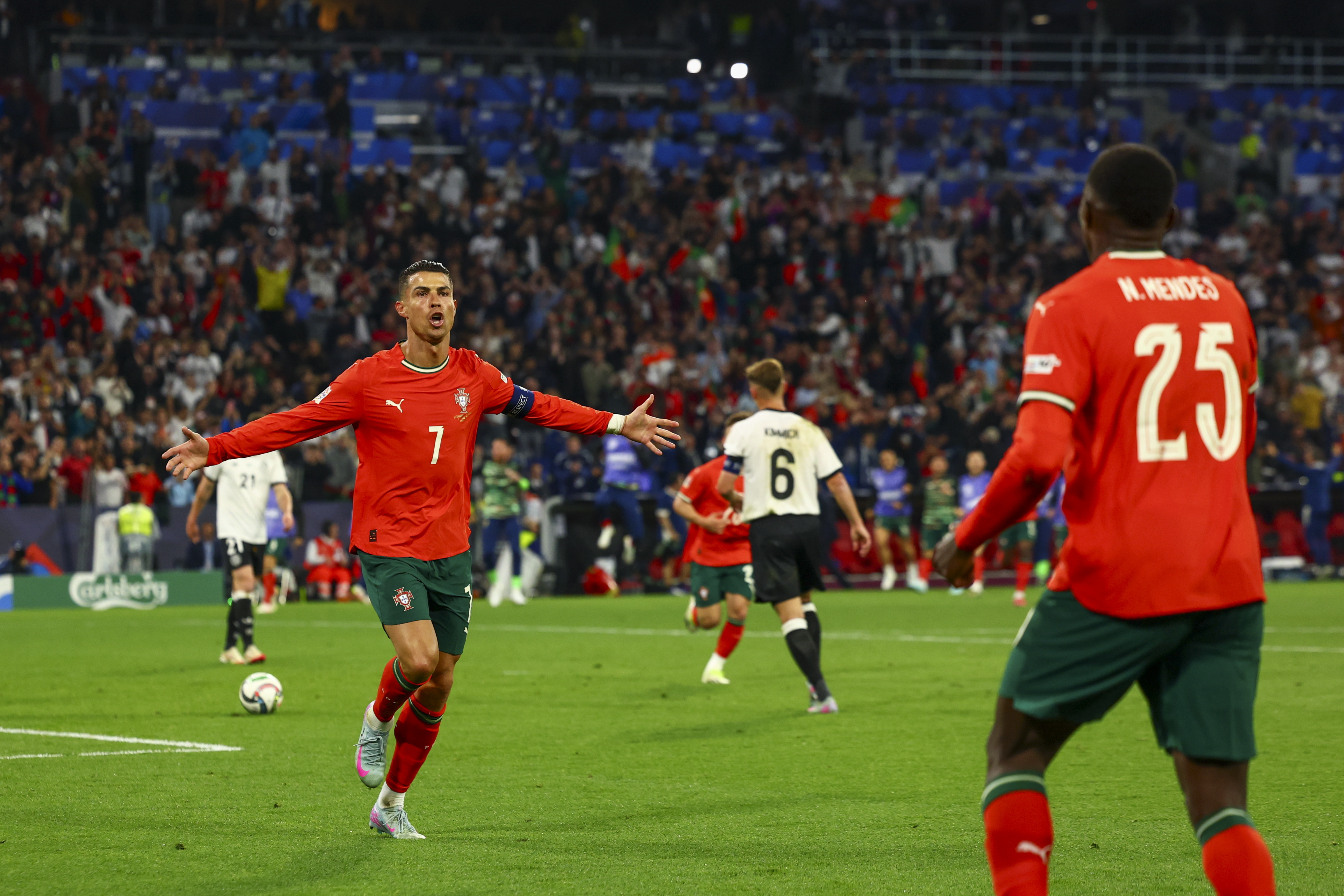 爱游戏官方入口-欧国联赛球队士气高涨，掀起热潮