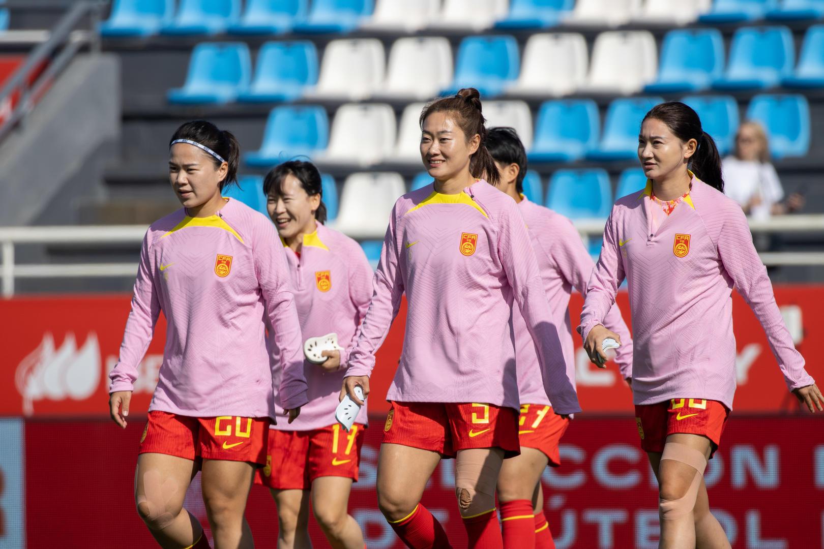 包含中国女足在比赛中展现出团队合作精神的词条