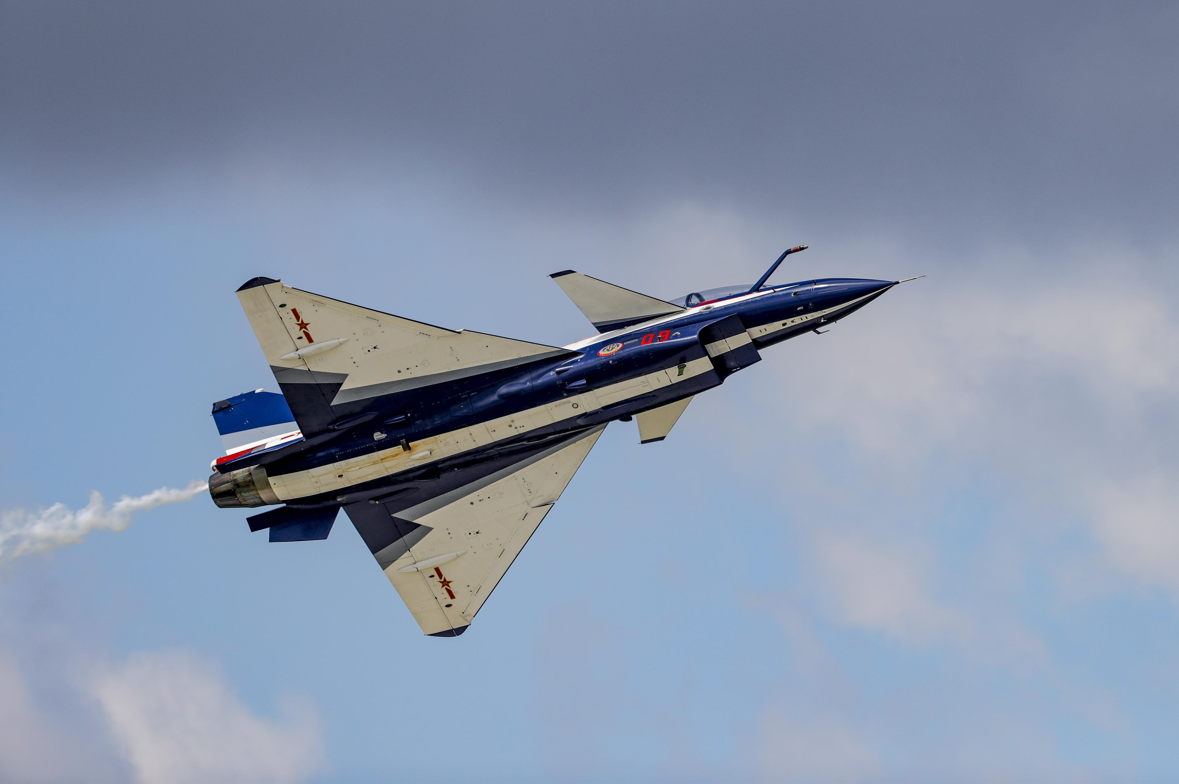 里昂中场技惊四座，助球队破解对手防线