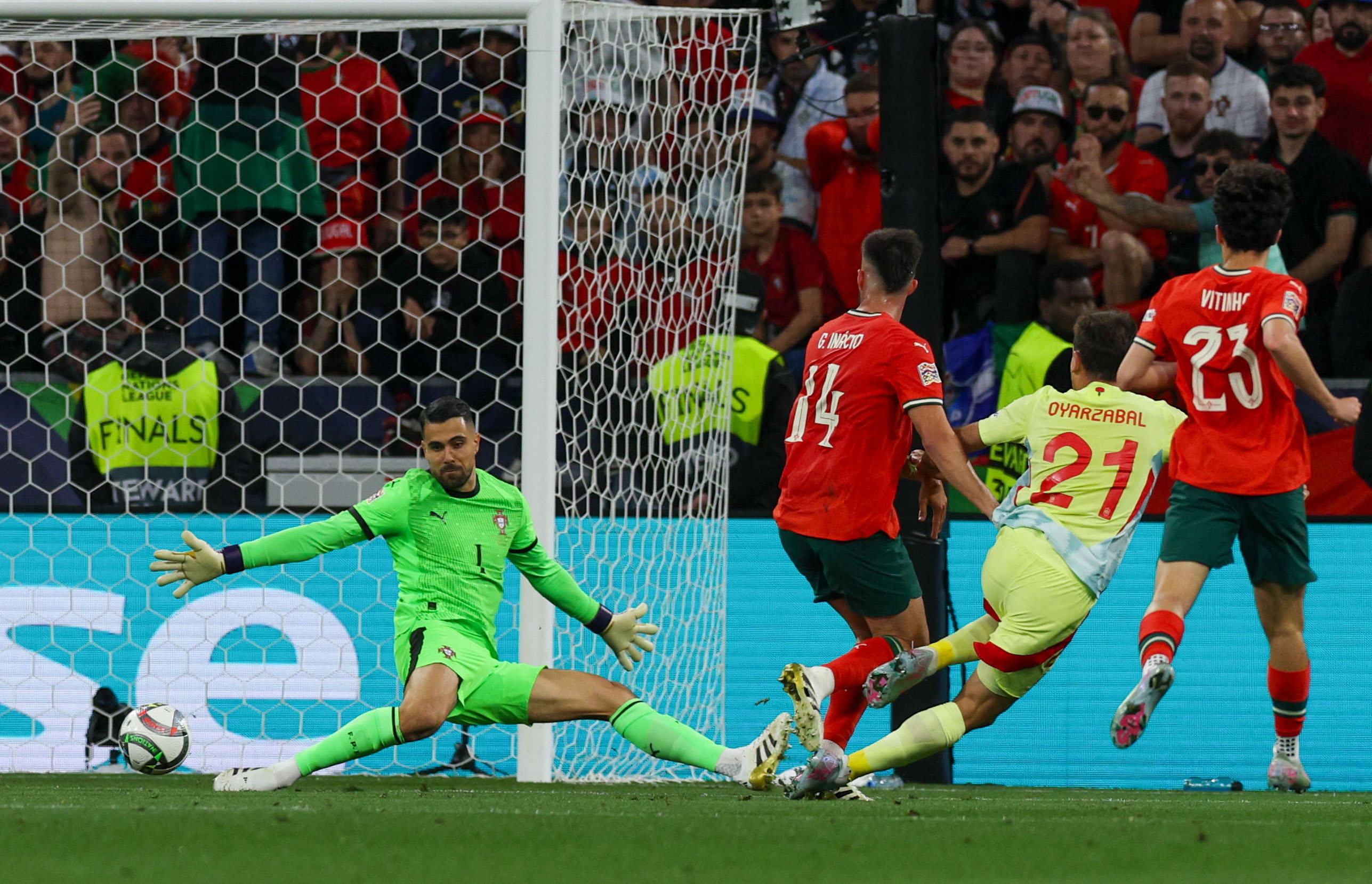 爱游戏app下载-精彩连场！各队冲刺国际足球巅峰