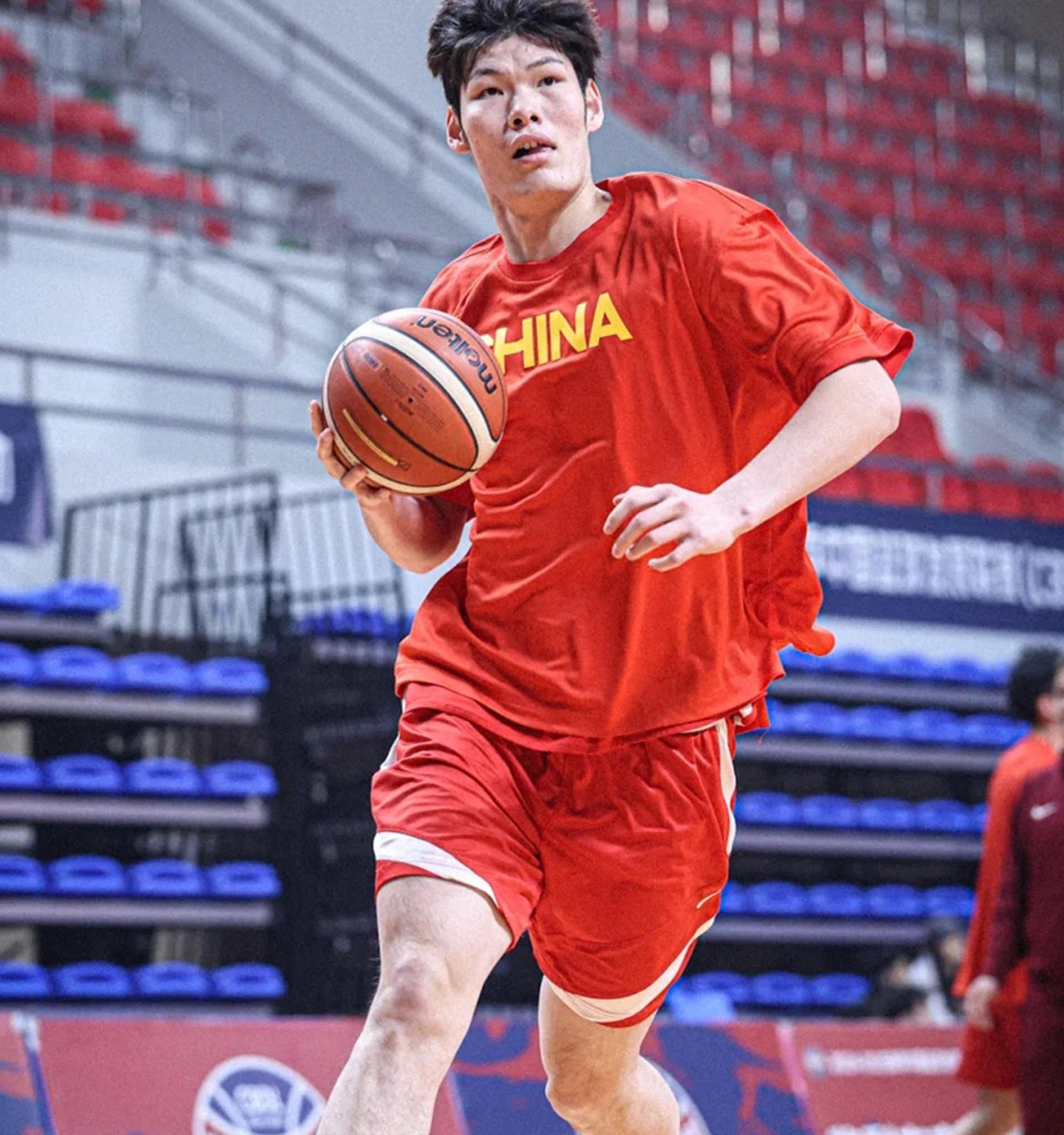 一名本土球员在职业篮球赛场上展现出色表现