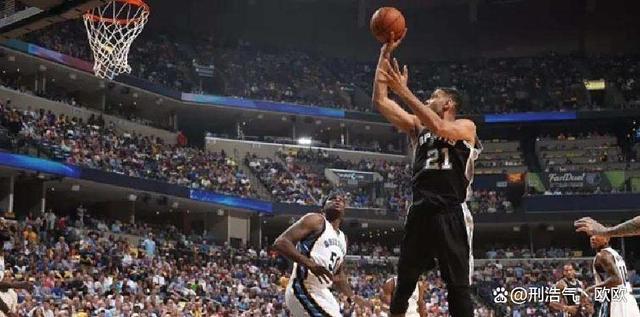 篮球明星再次在比赛中展现绝技
