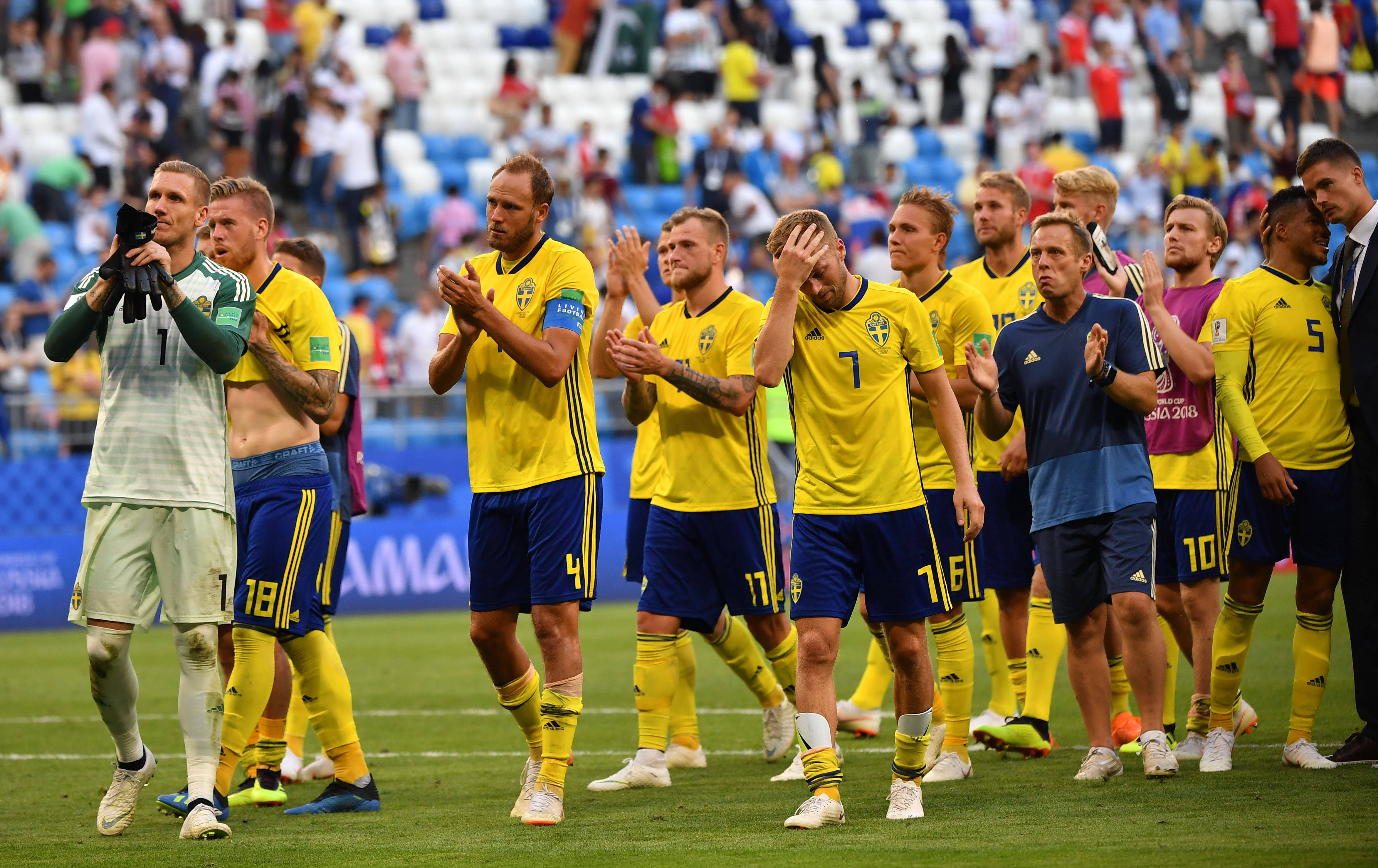 瑞典队与科索沃队交战，争夺胜利