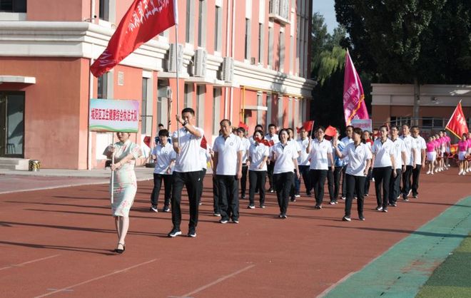 爱游戏登录入口-争先恐后！球员拼尽全力，不畏艰难