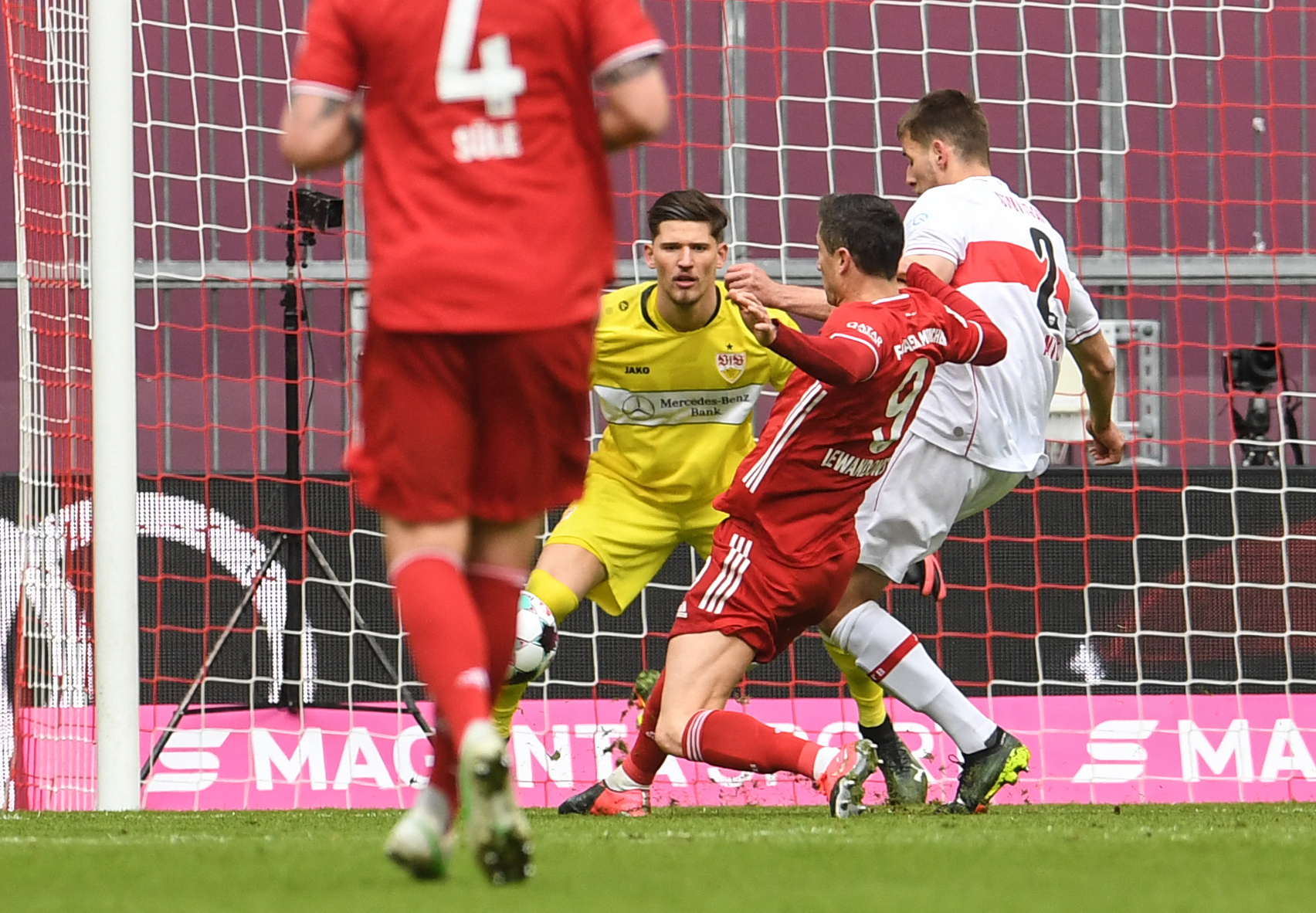 包含莱万多夫斯基上演帽子戏法，拜仁慕尼黑取得重要胜利的词条