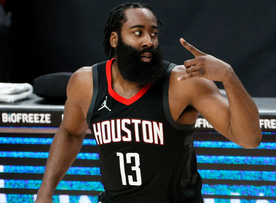 人逆袭开拓者，场上比分鏖战