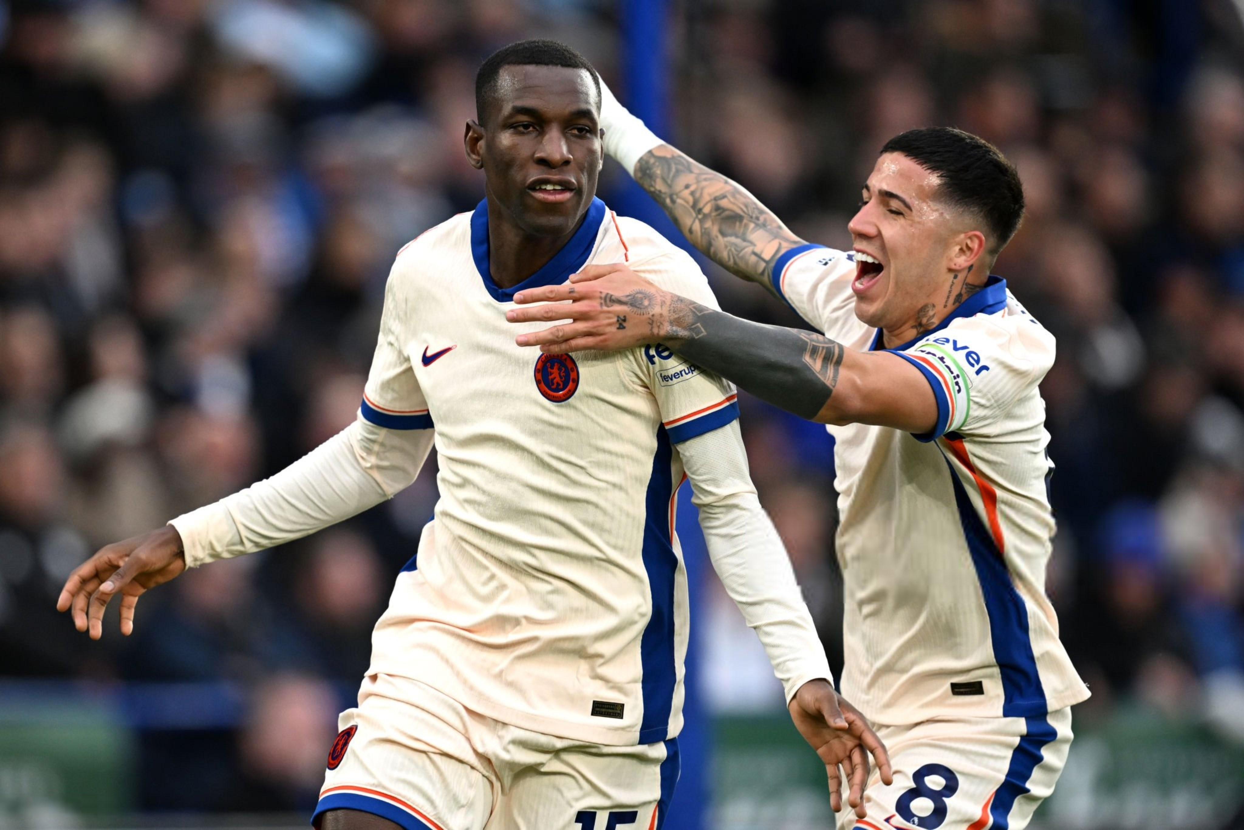 爱游戏官网-莱斯特城全队发力，斩获连胜