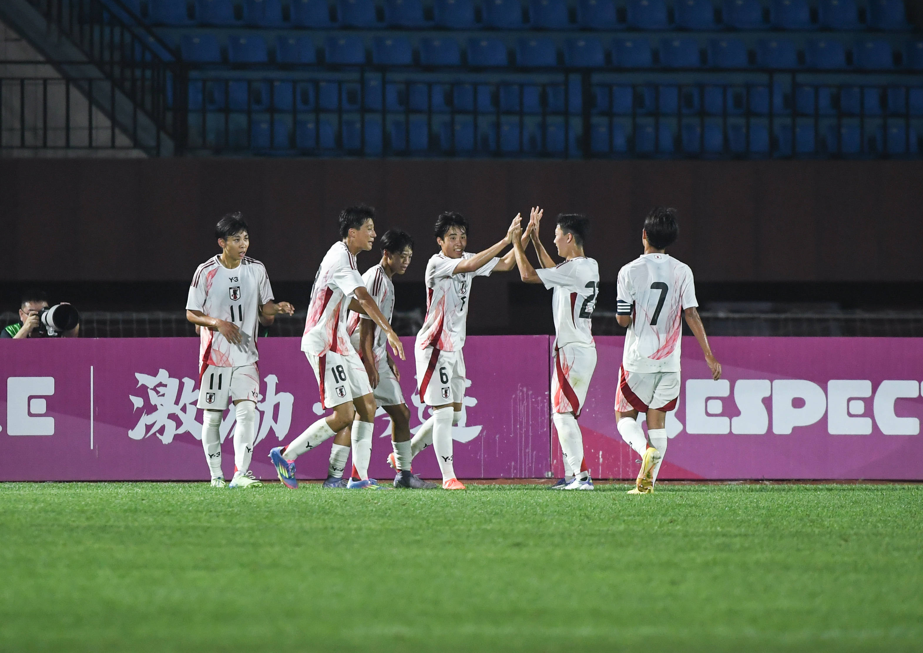 包含足球锦标赛开幕，各队球员纷纷展现实力的词条