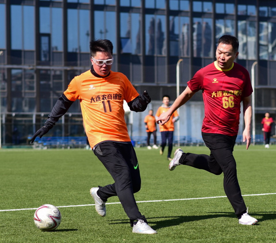 关于足球职业联赛赛程紧密，球员们积极备战的信息